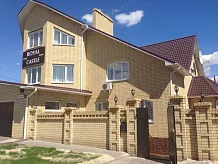 Пример оформления интерьера камнем Бештау фото 2