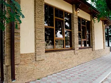 Пример оформления интерьера камнем Казбек фото 43